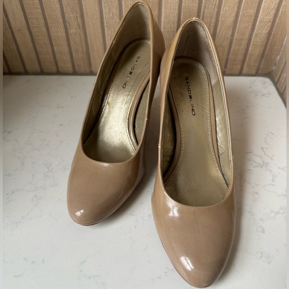 Bandolino Nude Heels - Picture 2 of 10